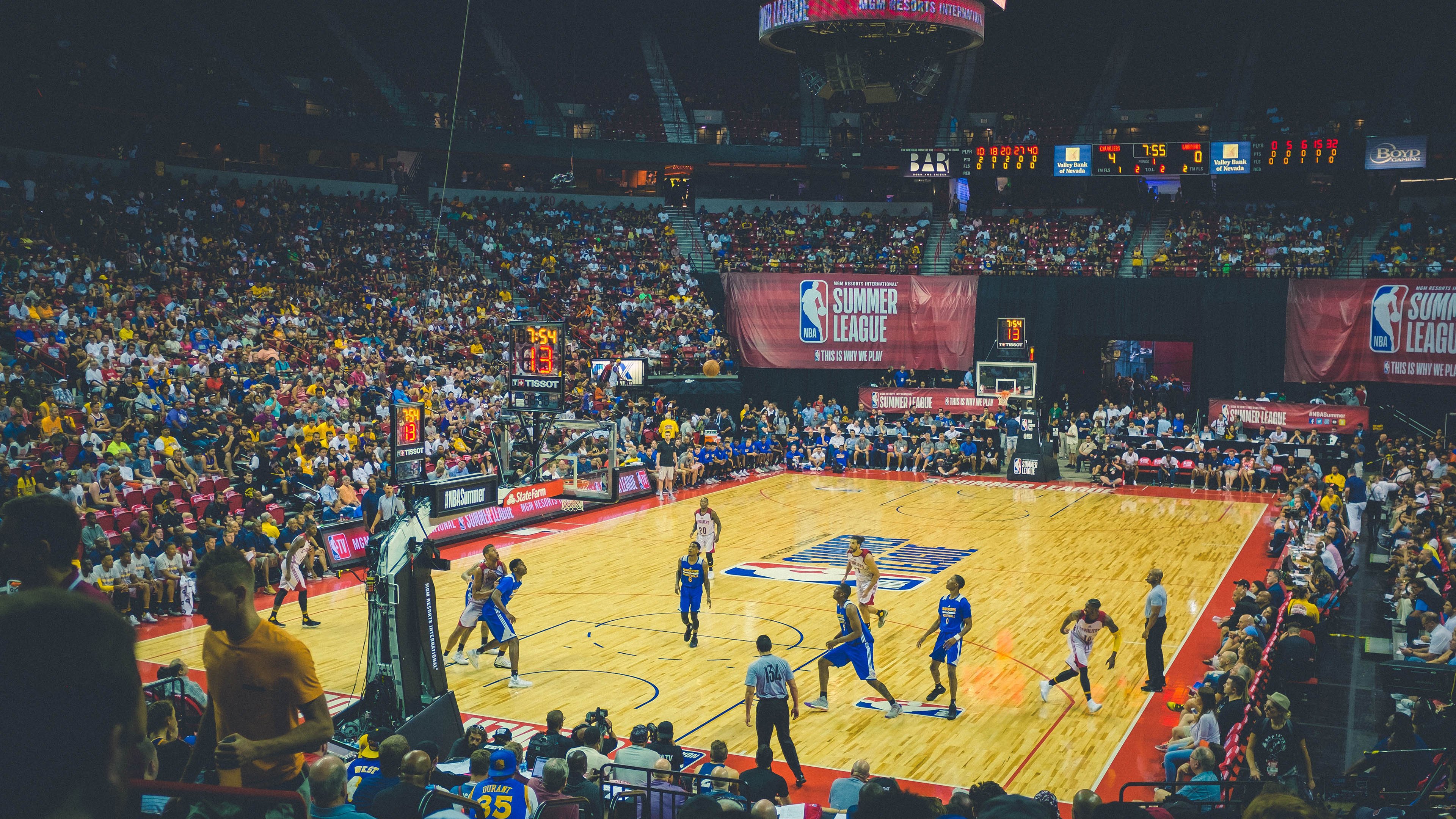 球星在赛后被评为当场MVP并上演感谢仪式，球队mvp